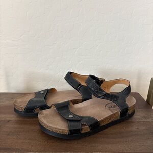 Taos Footwear Black Leather Cork-Trim Sandals. 7.5